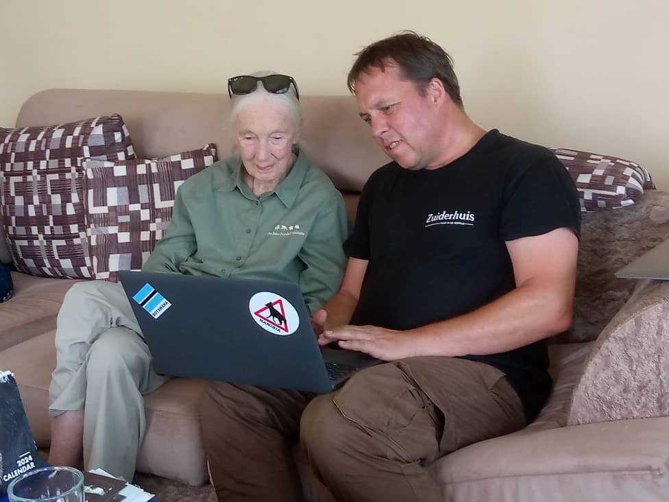 Jane Goodall en Steven Andries bekijken foto's van chimpansees.