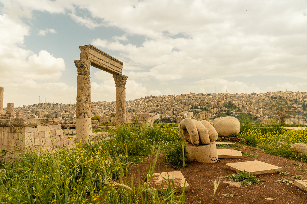 De ruïnes in Amman met de stad in de achtergrond