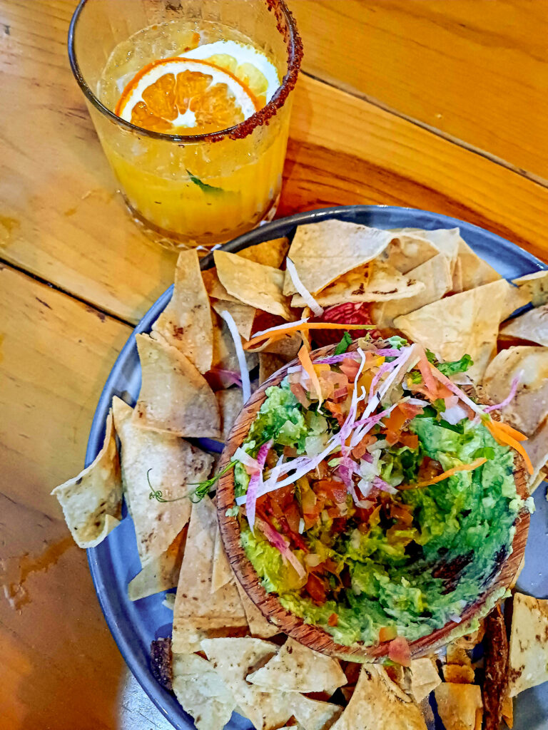 Mexicaans gerecht - tortilla chips met guacamole