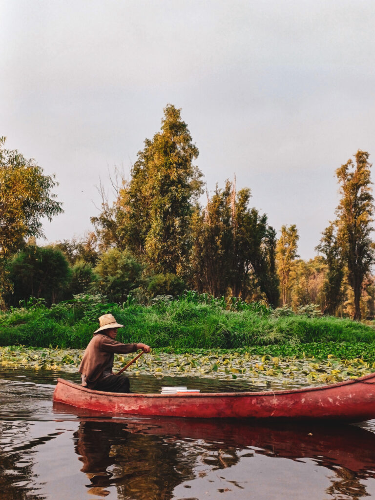 Man in een bootje vaart op een rivier in Mexico