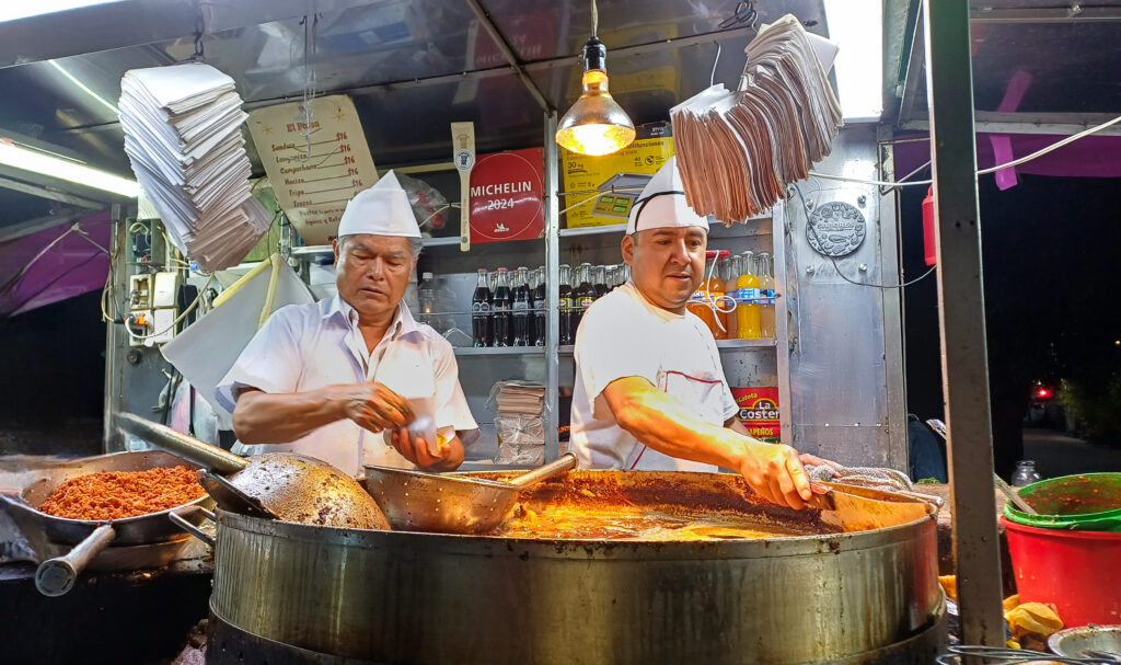 Mexicaanse koks maken taco's klaar