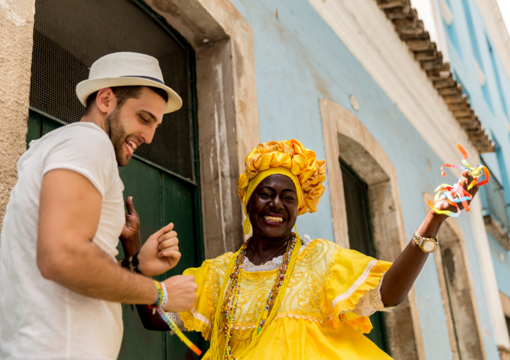 Een portretfoto van Afro-Braziliaanse mensen in traditionele felgele kleding
