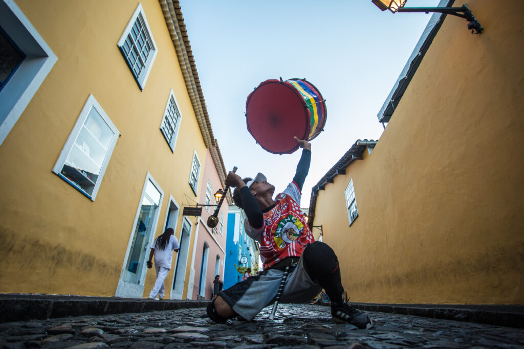 Samba reggae artiest aan het werk in de straten van Salvadar da Bahia