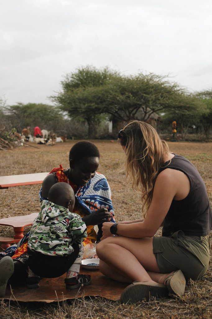 Reisspecialiste Kelly bij de Maasai-bevolking.