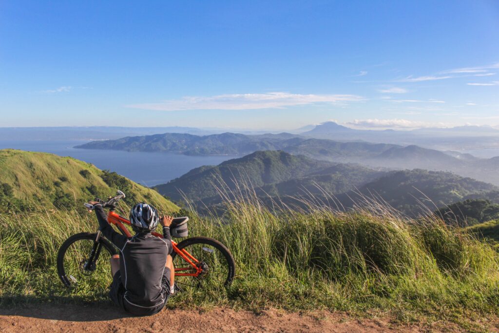 mountainbiker met een mooi landschap