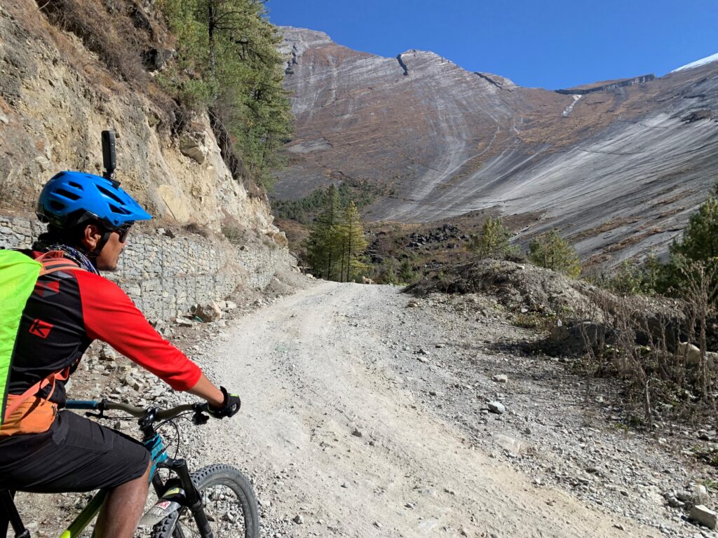Jeep track om te mountainbiken in Nepal
