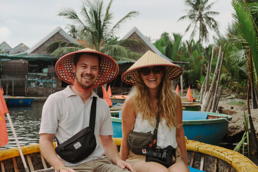 Blije reizigers op een bootje in Vietnam.