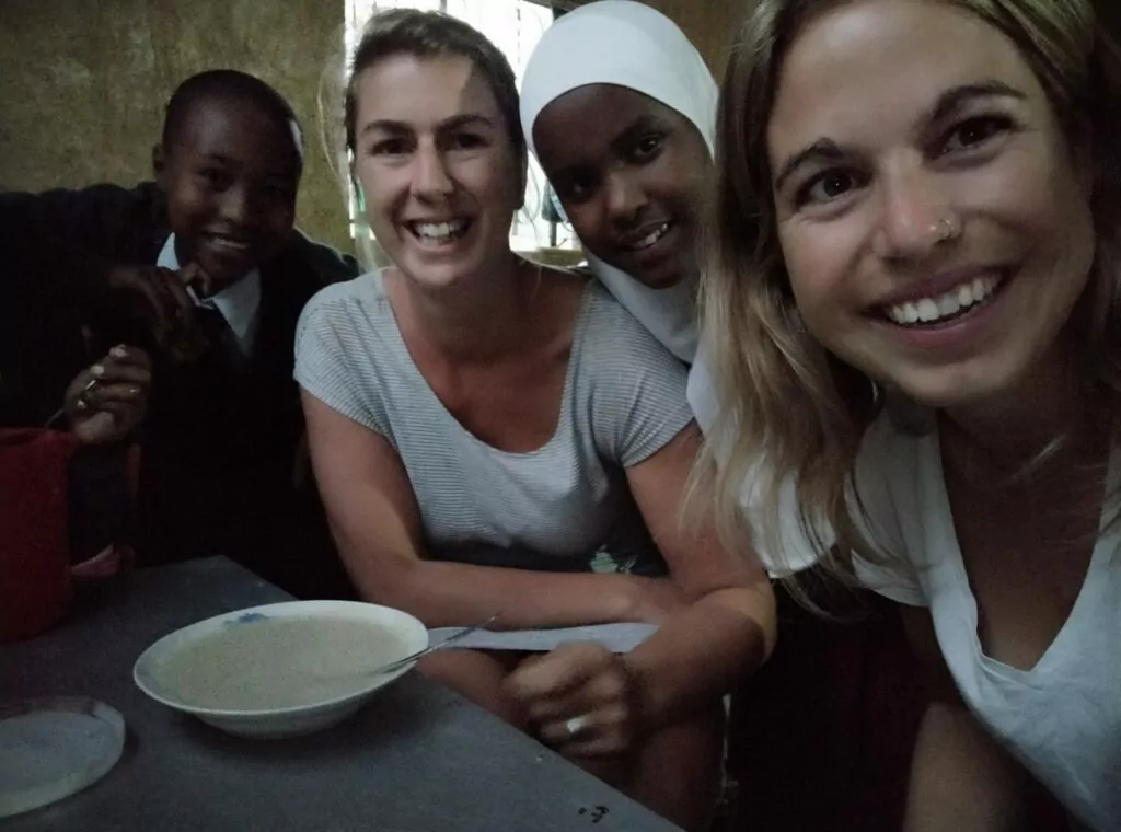 Katrien, Stefanie and the girls in Tanzania